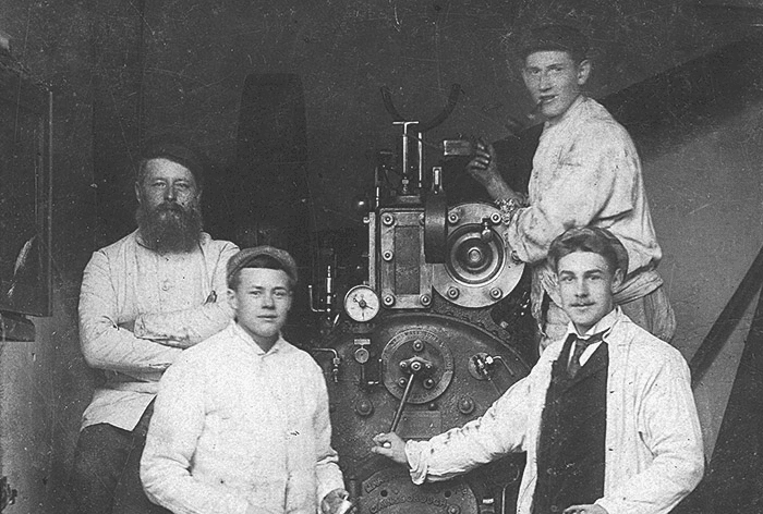 black and gray wagging finger